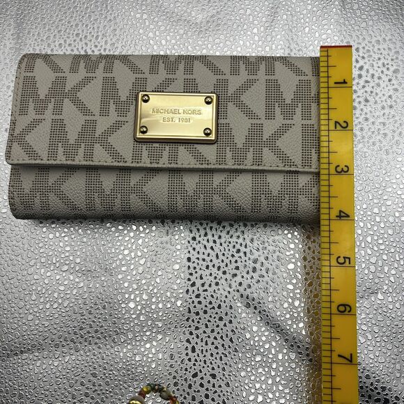 Michael Kors Vanilla Signature Jet Set Leather Wallet Checkbook - Gently Used - Picture 16 of 16